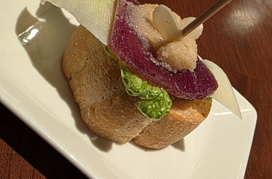 モハマ(塩漬けマグロ)と発酵バターのピンチョス